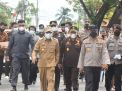 Gubernur Bersama Kapolda dan Kajati Turun Langsung Bagi-bagi Masker dan Vitamin di Jalan